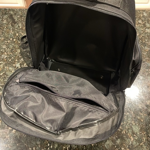 Gatorade Roller bag - black - good condition - 21 inches high - Picture 2 of 9